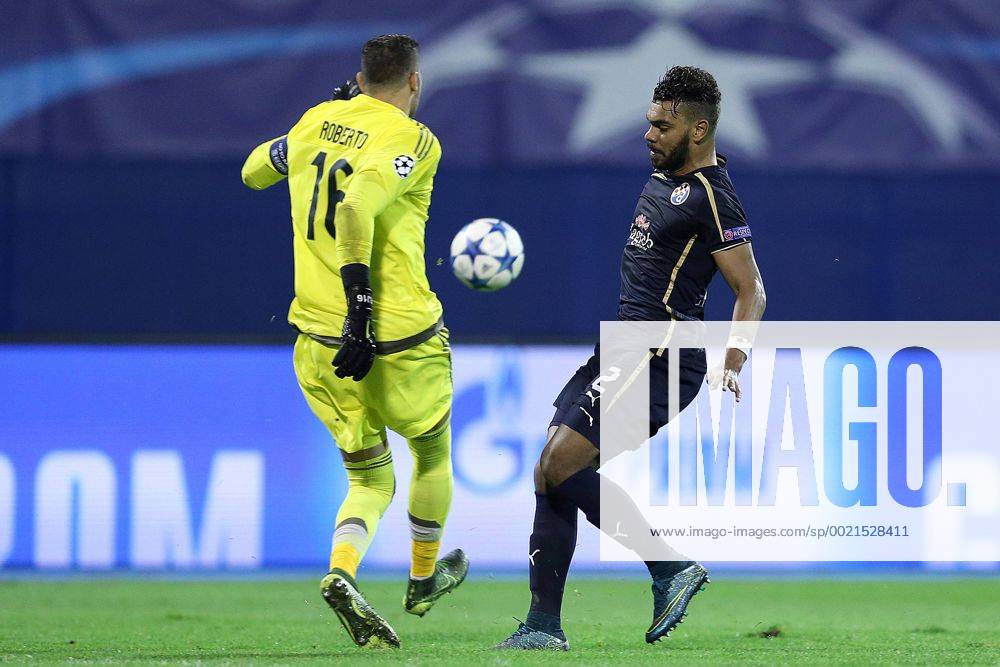 UEFA Champions League, Group F, Round 3, GNK Dinamo - FC Olympiakos 20.10.2015., Croatia, Zagreb - Maksimir Stadium - UEFA Champions League, Group F, Round 3, GNK Dinamo - FC Olympiakos. El Arabi Hilal Soudani, Roberto. GoranxStanzl PIXSELL