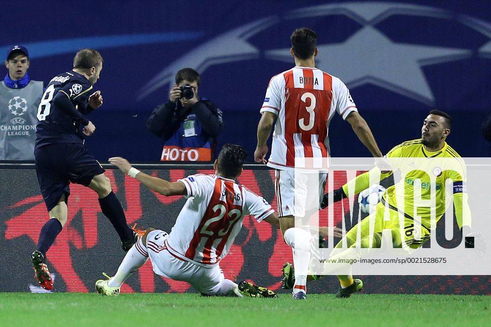 UEFA Champions League, Group F, Round 3, GNK Dinamo - FC Olympiakos 20.10.2015., Croatia, Zagreb - Maksimir Stadium - UEFA Champions League, Group F, Round 3, GNK Dinamo - FC Olympiakos. Domagoj Antolic, Roberto. GoranxStanzl PIXSELL