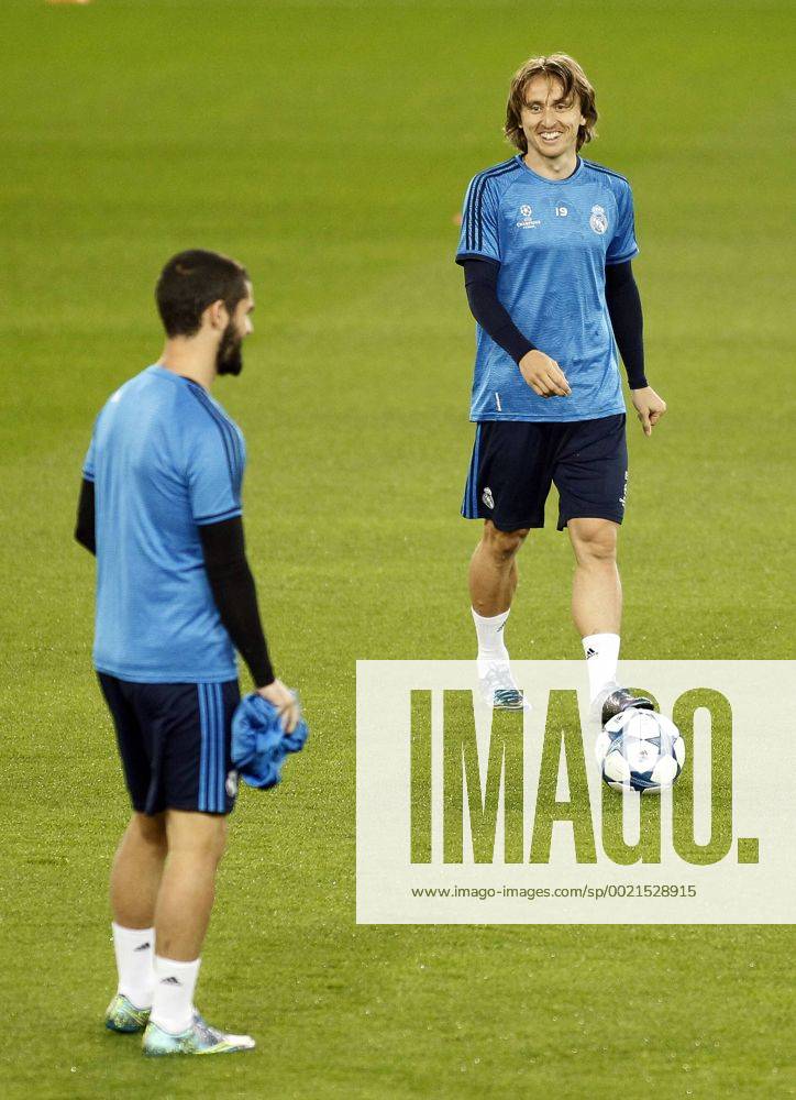 Real Madrid training session at PSG stadium before the Champions League match. In this picture, Isco and Modric. RIVEROx