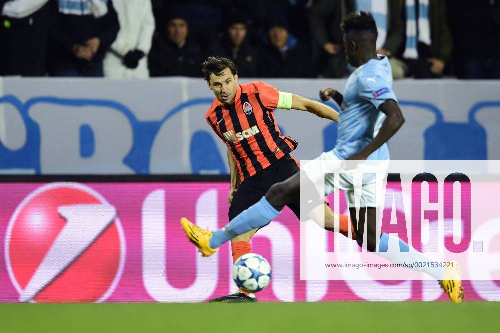 Fußball, Champions League, Malmö FF - Shakhtar Donetsk Shakhtar Donetsks Darijo Srna och Malmö FFs Pa Konate Malmö FF - Shakhtar Donetsk Champions League 2015 2016 .