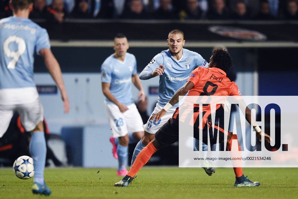 Fußball, Champions League, Malmö FF - Shakhtar Donetsk 151021 Malmö FFs Vladimir Rodic tar sig förbi Shakhtar Donetsks Fred Malmö FF - Shakhtar Donetsk Champions League 2015 2016 .