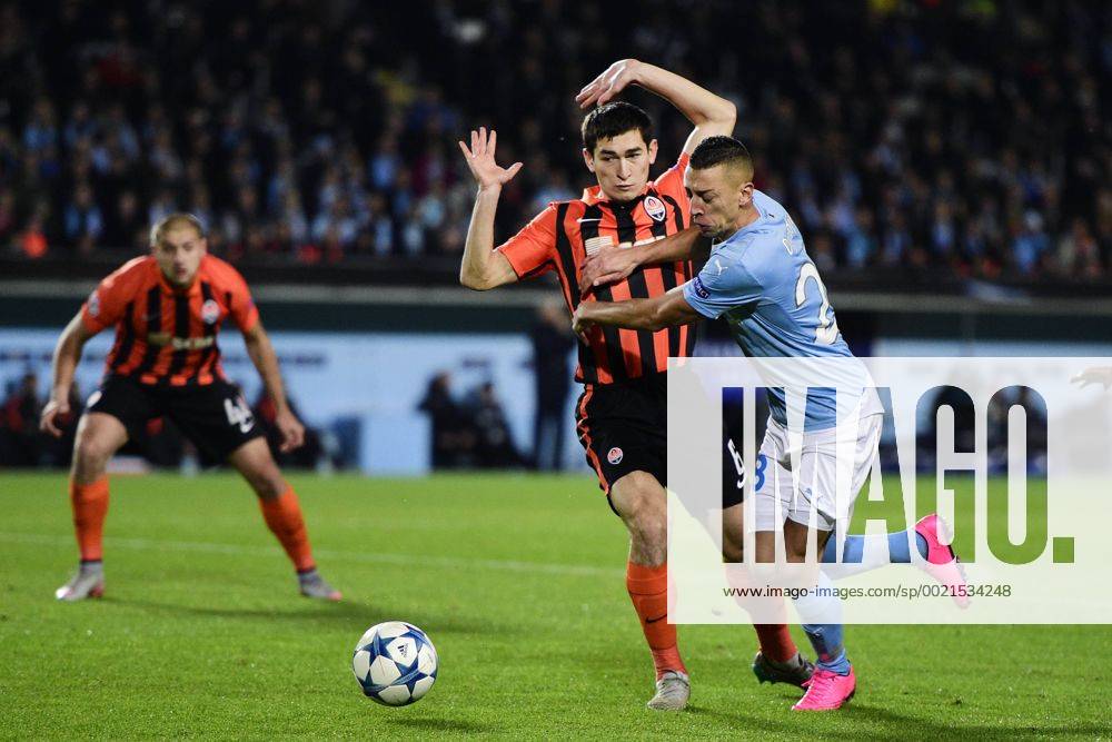 Fußball, Champions League, Malmö FF - Shakhtar Donetsk 151021 Malmö FFs Nikola Djurdjic tar sig förbi Shakhtar Donetsks Taras Stepanenko Malmö FF - Shakhtar Donetsk Champions League 2015 2016 .