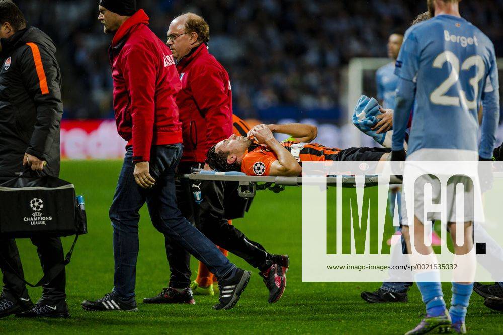 Fußball, Champions League, Malmö FF - Shakhtar Donetsk 151021 Shakhtar Donetsks Darijo Srna verletzt - Champions League, Malmö FF vs Shakhtar Donetsk 21 oktober 2015 in Malmö. MATHILDAxAHLBERG ST151021AAB2D