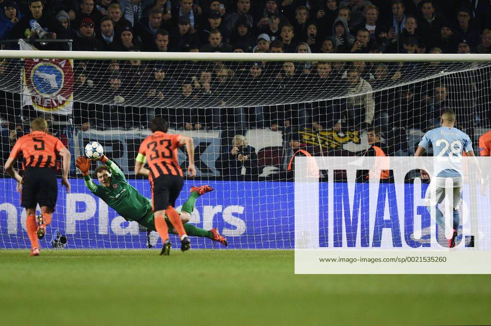 Fußball, Champions League, Malmö FF - Shakhtar Donetsk 151021 Malmö FFs Nikola Djurdjic, Shakhtar Donetsks Andriy Pyatov - Champions League, Malmö FF vs Shakhtar Donetsk 21 oktober 2015 in Malmö. PETTERxARVIDSON BB151021PA107