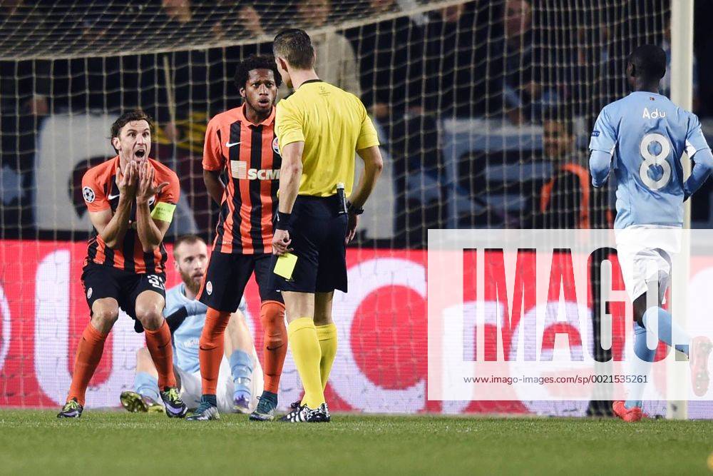 Fußball, Champions League, Malmö FF - Shakhtar Donetsk 151021 Shakhtar Donetsks Darijo Srna, Referee Tasos Sidiropoulos - Champions League, Malmö FF vs Shakhtar Donetsk 21 oktober 2015 in Malmö. PETTERxARVIDSON BB151021PA108
