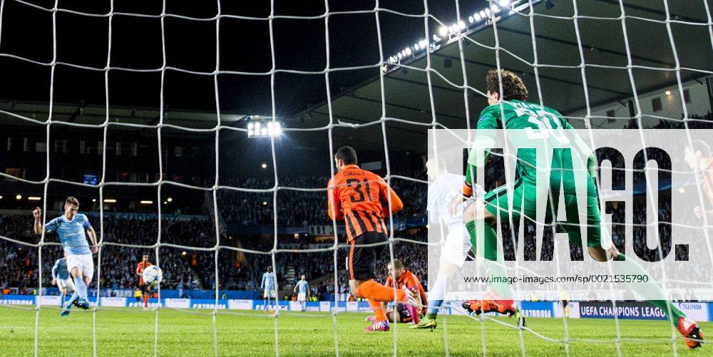 Fußball, Champions League, Malmö FF - Shakhtar Donetsk 151021 Malmö FFs Markus Rosenberg 1-0 Shakhtar Donetsks Andriy Pyatov - Champions League, Malmö FF vs Shakhtar Donetsk 21 oktober 2015 in Malmö. PETTERxARVIDSON BB151021PA122