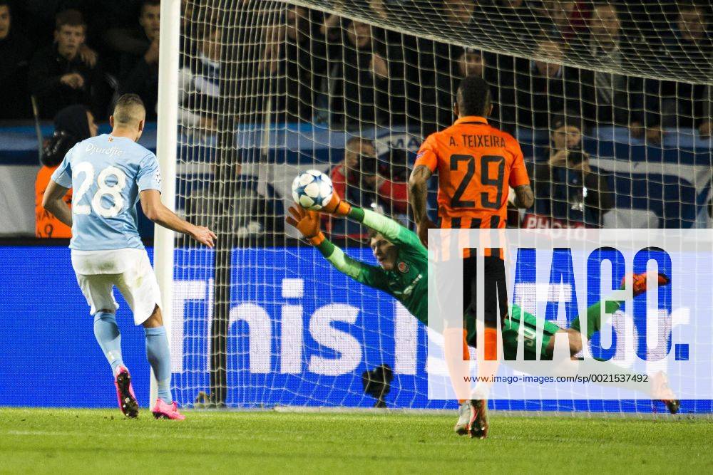 Fußball, Champions League, Malmö FF - Shakhtar Donetsk 151021 Malmö FFs Nikola Djurdjic - Champions League, Malmö FF vs Shakhtar Donetsk 21 oktober 2015 in Malmö. AVDOxBILKANOVIC ST151021AAB1W