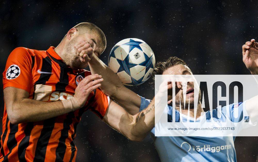 Fußball, Champions League, Malmö FF - Shakhtar Donetsk 151021 Shakhtar Donetsks Yaroslav Rakitskiy, Malmö FFs Kari Arnarson - Champions League, Malmö FF vs Shakhtar Donetsk 21 oktober 2015 in Malmö. PETTERxARVIDSON BB151021PA209