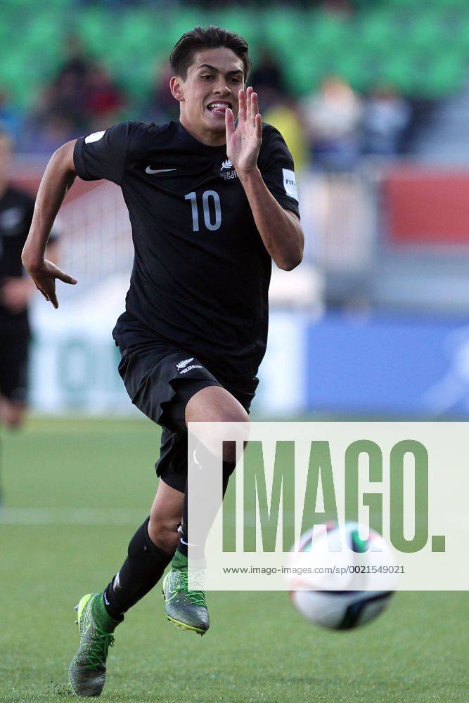 Football, New Zealand v Syria. U 17, Chile World Cup. New Zealand player, Logan Rogerson, center, controls the ball during the match of U-17 World Championship WM Weltmeisterschaft in the Bicentennial Chinquihue stadium Puerto Montt, Chile. 22 10 2015 New Zealand vs. Syria, Mundial Sub 17.