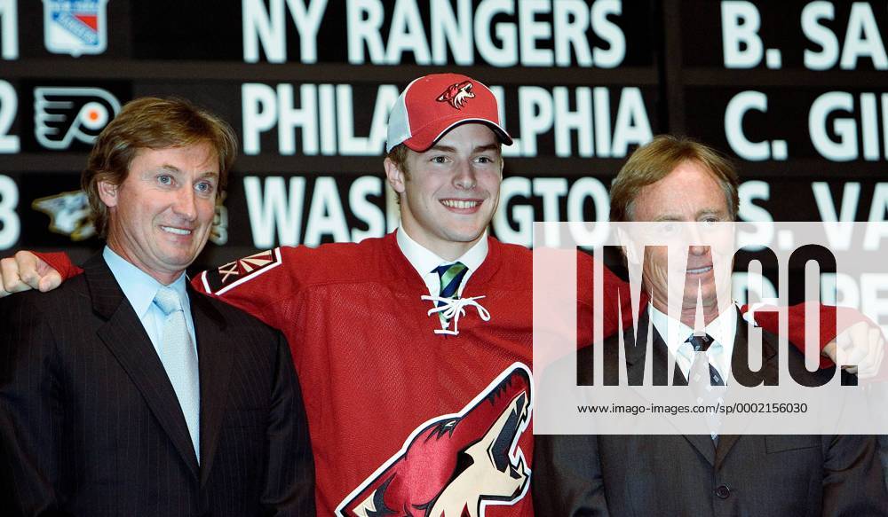 Neuzugang Chris Summers mit Head Coach Wayne Gretzky (li.) und General Manager Michael Barnett (alle Phoenix Coyotes) - (vap2006062448) Eishockey Herren NHL Draft 2006 200, Auswahl, Vorstellung, Präsentation, Pressetermin, Neuzugänge Gruppe Vancouver Freude, Eishockey Herren NHL Draft 2006 200, Auswahl, Vorstellung, Präsentation, Pressetermin, Neuzugänge Gruppe Vancouver Freude,