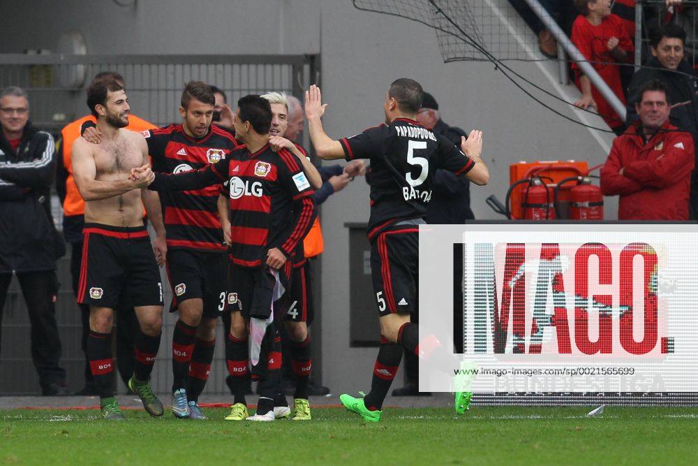 Leverkusen Admir Mehmedi (Bayer 04 Leverkusen 14) beim Torjubel nach dem Treffer zum 4:3 Bayer 04 Leverkusen vs VfB Stuttgart, Fussball, 1. Bundesliga, 24.10.2015,