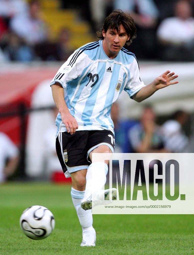 Lionel Messi (Argentinien) zieht ab Fußball WM Herren WM 2006, Länderspiel, Nationalteam, Gruppe C, Nationaltrikot, Argentinien Einzelbild Frankfurt M. Fußball WM Herren WM 2006, Länderspiel, Nationalteam, Gruppe C, Nationaltrikot, Argentinien Einzelbild Frankfurt M.