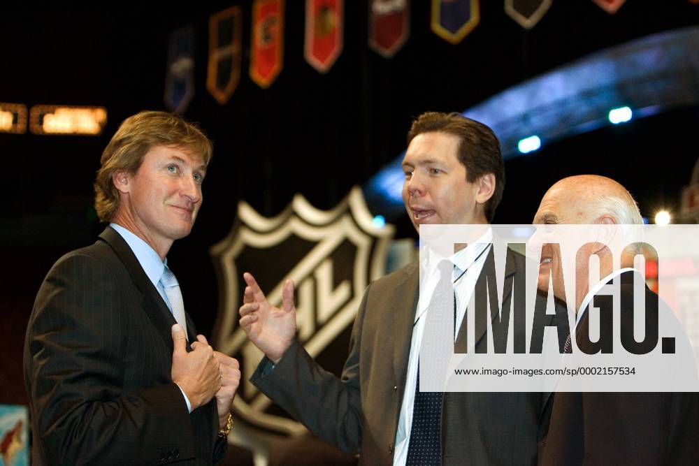 Head Coach Wayne Gretzky (Phoenix Coyotes, li.) im Gespräch mit Funktionären seines Teams - (vap2006062457) Eishockey Herren NHL Draft 2006 (2007), Auswahl, Phoenix Coyotes (USA) Gruppe Vancouver Eishockey Herren NHL Draft 2006 (2007), Auswahl, Phoenix Coyotes (USA) Gruppe Vancouver
