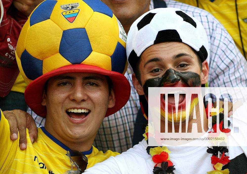 Ein deutscher und ein Ecuador Fan mit originellen Kopfbedeckungen schließen Fanfreundschaft - Fußball WM Herren WM 2006, Länderspiel, Nationalteam, Gruppe A, Ecuador - Deutschland 0:3, deutsche, deutscher Gruppe Berlin Freude, Fußball WM Herren WM 2006, Länderspiel, Nationalteam, Gruppe A, Ecuador - Deutschland 0:3, deutsche, deutscher Gruppe Berlin Freude,