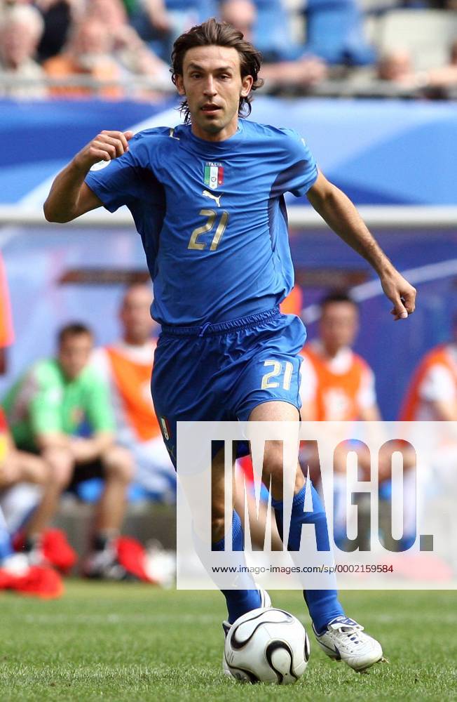 Andrea Pirlo (Italien) am Ball Fußball WM Herren WM 2006, Länderspiel, Nationalteam, Nationaltrikot, Gruppe E Einzelbild Hamburg Dynamik, Fußball WM Herren WM 2006, Länderspiel, Nationalteam, Nationaltrikot, Gruppe E Einzelbild Hamburg Dynamik,