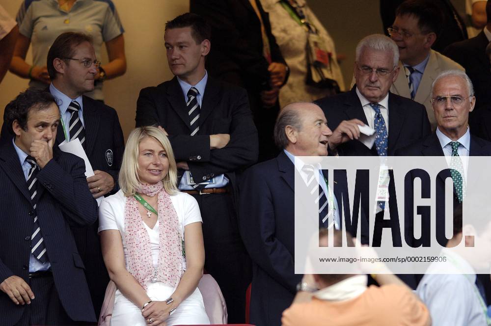 Prominenz auf der Ehrentribüne, v.re.: OK Präsident Franz Beckenbauer und sein Vize Fedor Radmann (beide Deutschland), FIFA Präsident Joseph S. Blatter (Schweiz) mit Lebensgefährtin Ilona Boguska sowie Michel Platini (Frankreich) Fußball WM Herren WM 2006, Länderspiel, Nationalteam, Achtelfinale Gruppe Nürnberg Fußball WM Herren WM 2006, Länderspiel, Nationalteam, Achtelfinale Gruppe Nürnberg