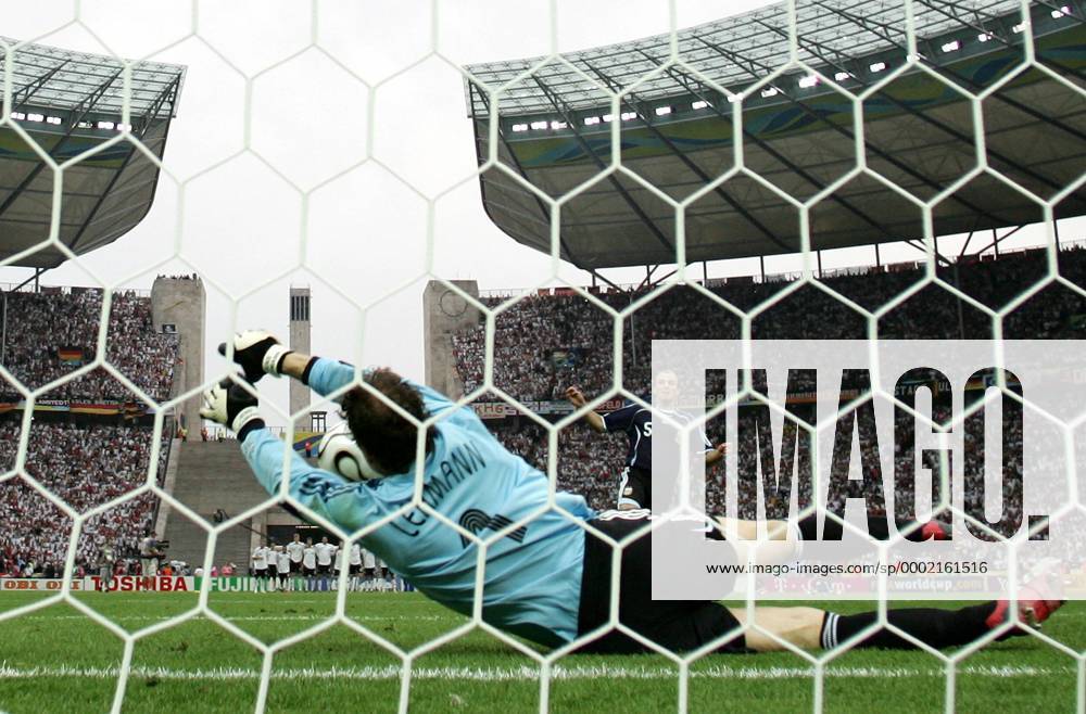 Elfmeterschießen - Torwart Jens Lehmann (Deutschland) hält den Schuss von Esteban Cambiasso (Argentinien) - Fußball WM Herren WM 2006, Länderspiel, Nationalteam, Nationaltrikot, Deutschland - Argentinien 5:3 n.E. Totale FIFA World Cup Stadium, WorldCup Berlin Dynamik, Abwehr Fußball WM Herren WM 2006, Länderspiel, Nationalteam, Nationaltrikot, Deutschland - Argentinien 5:3 n.E. Totale FIFA World Cup Stadium, WorldCup Berlin Dynamik, Abwehr