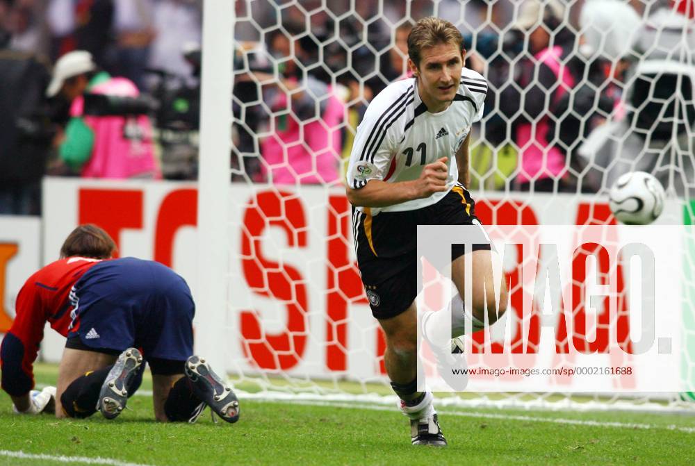 Miroslav Klose (Deutschland) erzielt das 1:1, Torwart Leonardo Franco (Argentinien) geschlagen am Boden Fußball WM Herren WM 2006, Länderspiel, Nationalteam, Nationaltrikot, Deutschland - Argentinien 5:3 n.E. Gruppe Berlin Fußball WM Herren WM 2006, Länderspiel, Nationalteam, Nationaltrikot, Deutschland - Argentinien 5:3 n.E. Gruppe Berlin