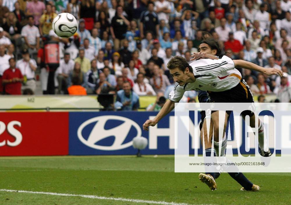 Miroslav Klose (Deutschland, vorn) köpft gegen Sorin (Argentinien) zum 1:1 Ausgleich ein Fußball WM Herren WM 2006, Länderspiel, Nationalteam, Nationaltrikot, Viertelfinale, Deutschland - Argentinien 5:3 n.E Gruppe Berlin Dynamik, Kampf, Fußball WM Herren WM 2006, Länderspiel, Nationalteam, Nationaltrikot, Viertelfinale, Deutschland - Argentinien 5:3 n.E Gruppe Berlin Dynamik, Kampf,