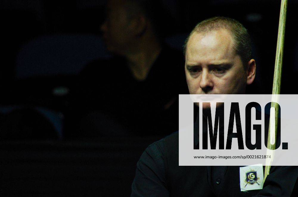 (CHINA OUT) Graeme Dott of Scotland in action during the match against Neil Robertson of Australia on day 4 of Snooker International Championship 2015 at Baihu Media Broadcasting Centre on October 28, 2015 in Daqing, Heilongjiang Province of China. CFP475019259