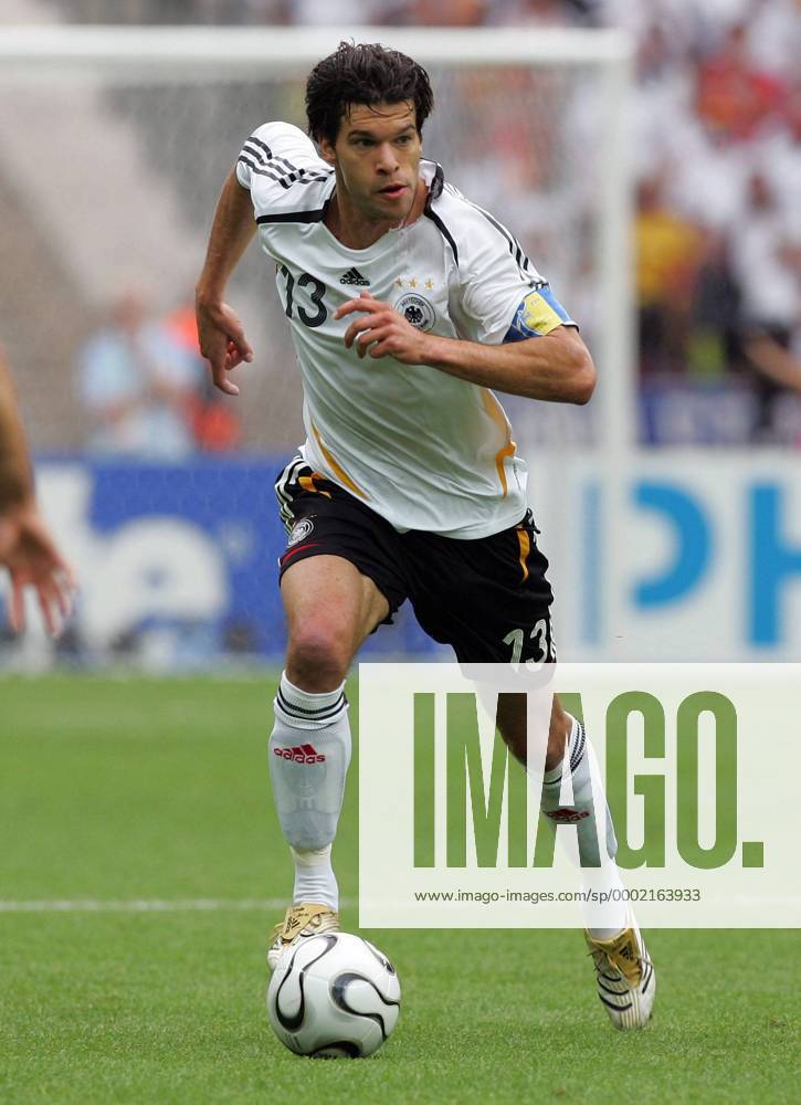 Michael Ballack (Deutschland) am Ball Fußball WM Herren WM 2006, Länderspiel, Nationalteam, Nationaltrikot, Viertelfinale Einzelbild Berlin Dynamik, Fußball WM Herren WM 2006, Länderspiel, Nationalteam, Nationaltrikot, Viertelfinale Einzelbild Berlin Dynamik,
