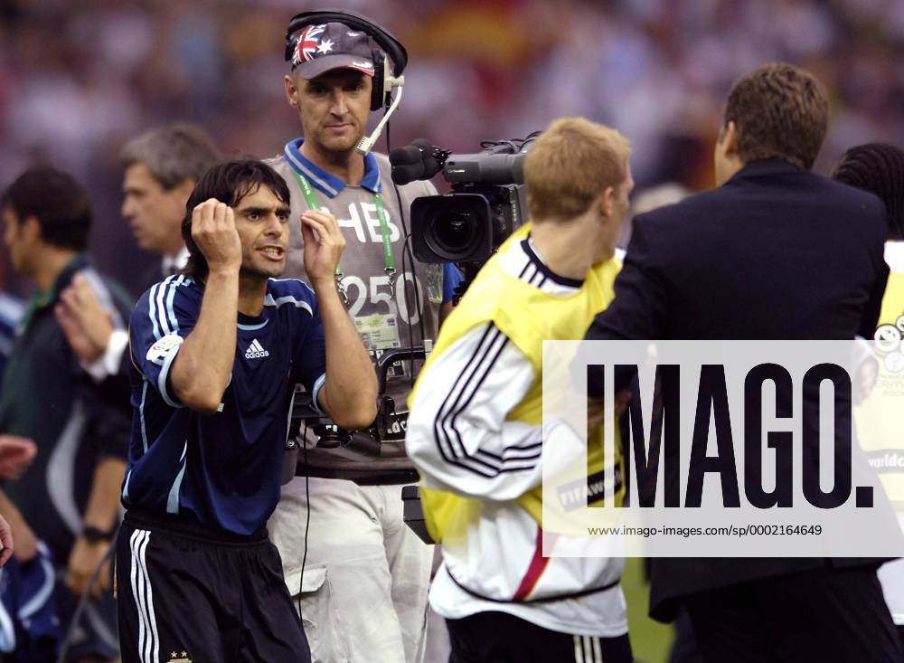 Auseinandersetzung zwischen Roberto Ayala (Argentinien, li.) und Teammanager Bierhoff (re.), der von Schweinsteiger (beide Deutschland) zurückgehalten werden muß; eine Fernsehkamera ist live dabei Fußball WM Herren WM 2006, Länderspiel, Nationalteam, Nationaltrikot, Viertelfinale, Deutschland - Argentinien 5:3 n.E Gruppe Berlin Spannung, Fußball WM Herren WM 2006, Länderspiel, Nationalteam, Nationaltrikot, Viertelfinale, Deutschland - Argentinien 5:3 n.E Gruppe Berlin Spannung,