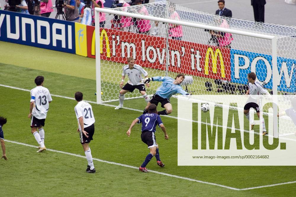 Torwart Jens Lehmann reagiert zu spät und kann das 0:1 für Argentinien nicht verhindern Fußball WM Herren WM 2006, Länderspiel, Nationalteam, Nationaltrikot, Viertelfinale, Deutschland - Argentinien 5:3 n.E Totale Werbung Berlin Fußball WM Herren WM 2006, Länderspiel, Nationalteam, Nationaltrikot, Viertelfinale, Deutschland - Argentinien 5:3 n.E Totale Werbung Berlin