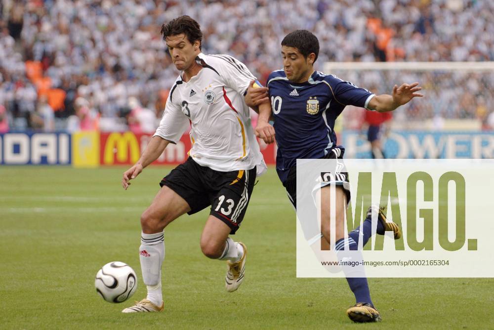 Michael Ballack (Deutschland, li.) gegen Juan Roman Riquelme (Argentinien) Fußball WM Herren WM 2006, Länderspiel, Nationalteam, Nationaltrikot, Viertelfinale, Deutschland - Argentinien 5:3 n.E Gruppe Berlin Dynamik, Kampf, Fußball WM Herren WM 2006, Länderspiel, Nationalteam, Nationaltrikot, Viertelfinale, Deutschland - Argentinien 5:3 n.E Gruppe Berlin Dynamik, Kampf,