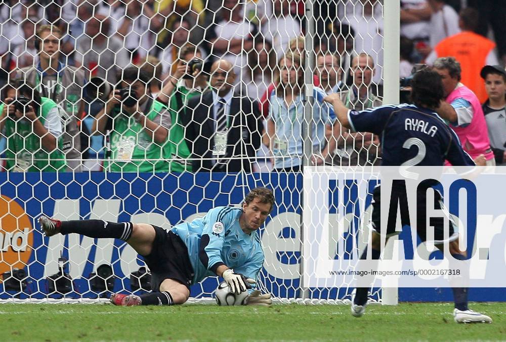 Elfmeterschießen - Torwart Jens Lehmann (Deutschland) pariert den Elfmeter von Roberto Ayala (Argentinien) Fußball WM Herren WM 2006, Länderspiel, Nationalteam, Nationaltrikot, Deutschland - Argentinien 5:3 n.E. Gruppe Viertelfinale Berlin Dynamik, Abwehr, Fußball WM Herren WM 2006, Länderspiel, Nationalteam, Nationaltrikot, Deutschland - Argentinien 5:3 n.E. Gruppe Viertelfinale Berlin Dynamik, Abwehr,