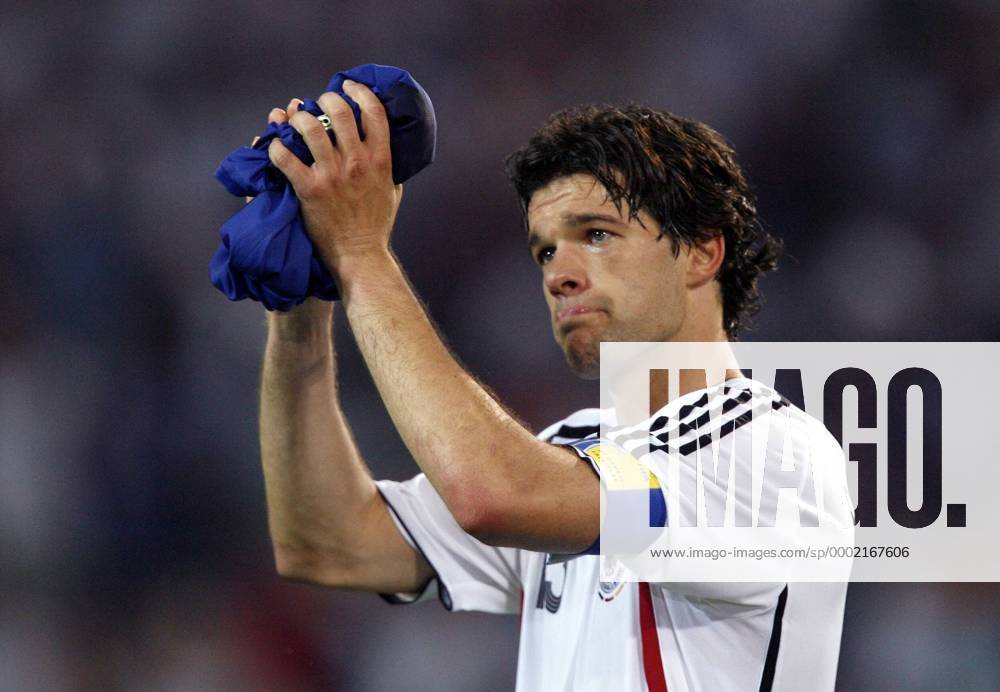 IMAGO Iconic Moments, Fußball Michael Ballack (Deutschland) ringt sichtlich um Fassung und bedankt sich enttäuscht bei den Anhängern Fußball WM Herren WM 2006, Länderspiel, Nationalteam, Nationaltrikot, Halbfinale, Deutschland - Italien 0:2 n.V. Einzelbild Dortmund Enttäuschung, Fußball WM Herren WM 2006, Länderspiel, Nationalteam, Nationaltrikot, Halbfinale, Deutschland - Italien 0:2 n.V. Einzelbild Dortmund Enttäuschung,