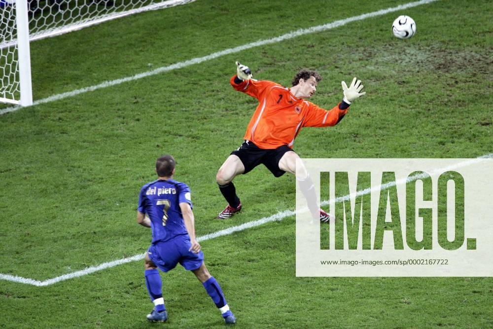 Torwart Jens Lehmann (Deutschland) chancenlos gegen Alessandro del Piero (Italien) Fußball WM Herren WM 2006, Länderspiel, Nationalteam, Halbfinale, Nationaltrikot, Deutschland - Italien 0:2 n.V. Gruppe Dortmund Dynamik, Fußball WM Herren WM 2006, Länderspiel, Nationalteam, Halbfinale, Nationaltrikot, Deutschland - Italien 0:2 n.V. Gruppe Dortmund Dynamik,