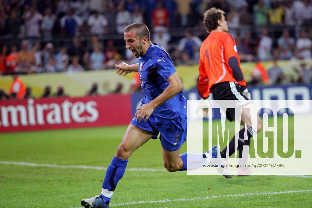 Alessandro del Piero (Italien, li.) - Torjubel neben Torwart Jens Lehmann (Deutschland) - (pan15061) Fußball WM Herren WM 2006, Länderspiel, Nationalteam, Halbfinale, Nationaltrikot, Deutschland - Italien 0:2 n.V. Gruppe Dortmund Freude, Begeisterung, Fußball WM Herren WM 2006, Länderspiel, Nationalteam, Halbfinale, Nationaltrikot, Deutschland - Italien 0:2 n.V. Gruppe Dortmund Freude, Begeisterung,