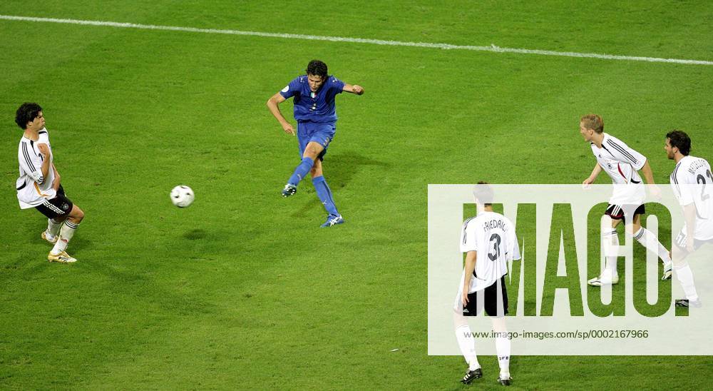 Trotz Überzahl der deutschen Spieler erzielt Fabio Grosso (Italien) das 1:0, Ballack (li.) kann nicht mehr retten während Metzelder (re.), Schweinsteiger und Friedrich (alle Deutschland) das Unheil kommen sehen - Fußball WM Herren WM 2006, Länderspiel, Nationalteam, Halbfinale, Deutschland - Italien 0:2 n.V. Nationaltrikot Gruppe Turnierhighlight Dortmund Dynamik, Überlegenheit, Fußball WM Herren WM 2006, Länderspiel, Nationalteam, Halbfinale, Deutschland - Italien 0:2 n.V. Nationaltrikot Gruppe Turnierhighlight Dortmund Dynamik, Überlegenheit,
