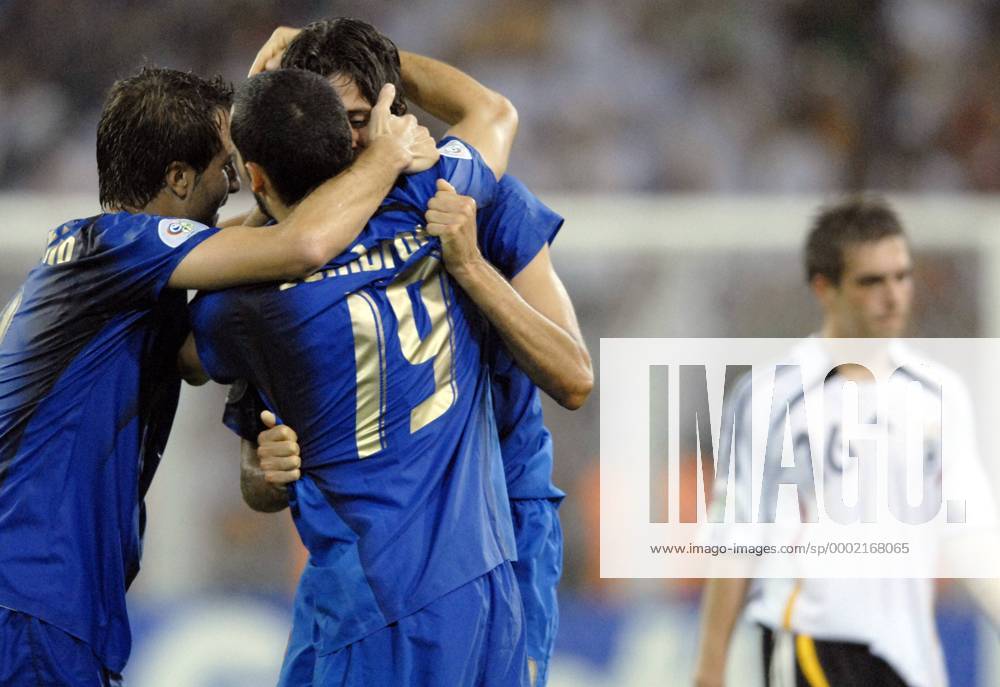 Torjubel Italien, v.li.: Alberto Gilardino, Gianluca Zambrotta und Fabio Grosso, dahinter schleicht Lahm (Deutschland) enttäuscht von dannen Fußball WM Herren WM 2006, Länderspiel, Nationalteam, Nationaltrikot, Halbfinale, Deutschland - Italien 0:2 n.V. Gruppe Dortmund Freude, Fußball WM Herren WM 2006, Länderspiel, Nationalteam, Nationaltrikot, Halbfinale, Deutschland - Italien 0:2 n.V. Gruppe Dortmund Freude,