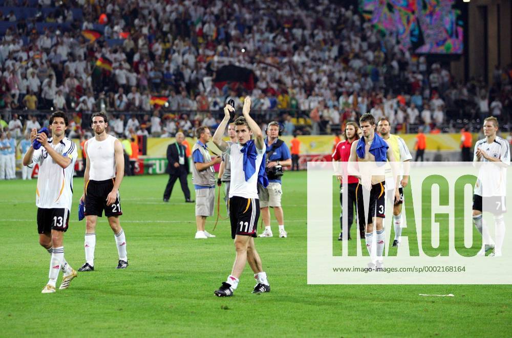 Deutsche Spieler bedanken sich bei den Zuschauern, v.li.: Michael Ballack, Christoph Metzelder, Miroslav Klose, Arne Friedrich und Bastian Schweinsteiger - (pan15062) Fußball WM Herren WM 2006, Länderspiel, Nationalteam, Nationaltrikot, Halbfinale, Deutschland - Italien 0:2 n.V. Totale Dortmund Enttäuschung, Fußball WM Herren WM 2006, Länderspiel, Nationalteam, Nationaltrikot, Halbfinale, Deutschland - Italien 0:2 n.V. Totale Dortmund Enttäuschung,