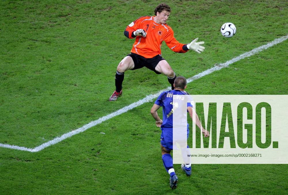 Das 0:2 - Torwart Jens Lehmann (Deutschland, hi.) ist gegen den Schlenzer von Alessandro del Piero (Italien) machtlos - Fußball WM Herren WM 2006, Länderspiel, Nationalteam, Nationaltrikot, Deutschland - Italien 0:2 n.V. Gruppe Halbfinale Dortmund Dynamik, Fußball WM Herren WM 2006, Länderspiel, Nationalteam, Nationaltrikot, Deutschland - Italien 0:2 n.V. Gruppe Halbfinale Dortmund Dynamik,