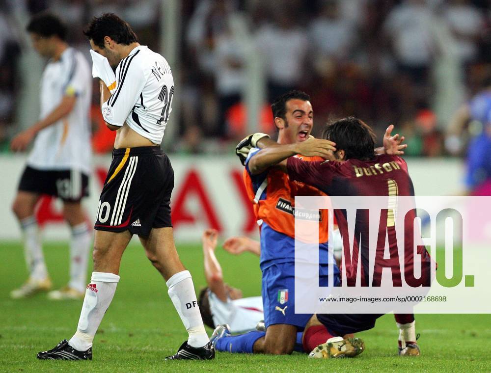 Oliver Neuville (Deutschland, li.) - Abgang, daneben jubeln Torwart Gianluigi Buffon (re.) und Simone Barone (beide Italien) Fußball WM Herren WM 2006, Länderspiel, Nationalteam, Nationaltrikot, Deutschland - Italien 0:2, Halbfinale Gruppe Dortmund Fußball WM Herren WM 2006, Länderspiel, Nationalteam, Nationaltrikot, Deutschland - Italien 0:2, Halbfinale Gruppe Dortmund
