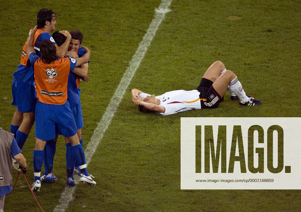 Sebastian Kehl (Deutschland) hadert mit dem Schicksal, während die Italiener den Einzug ins Finale feiern Fußball WM Herren WM 2006, Länderspiel, Nationalteam, Halbfinale, Nationaltrikot, Deutschland - Italien 0:2 Gruppe Dortmund Enttäuschung, Verzweiflung Fußball WM Herren WM 2006, Länderspiel, Nationalteam, Halbfinale, Nationaltrikot, Deutschland - Italien 0:2 Gruppe Dortmund Enttäuschung, Verzweiflung
