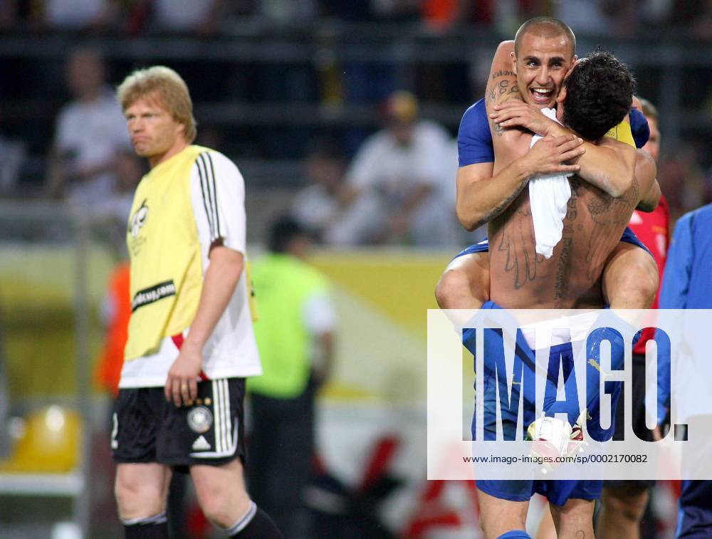 Fabio Cannavaro (Mitte) und Marco Materazzi (beide Italien) - Schlußjubel, li. schleicht Torwart Oliver Kahn (Deutschland) enttäuscht von dannen - Fußball WM Herren WM 2006, Länderspiel, Nationalteam, Halbfinale, Nationaltrikot Gruppe Dortmund Freude, Enttäuschung, Fußball WM Herren WM 2006, Länderspiel, Nationalteam, Halbfinale, Nationaltrikot Gruppe Dortmund Freude, Enttäuschung,