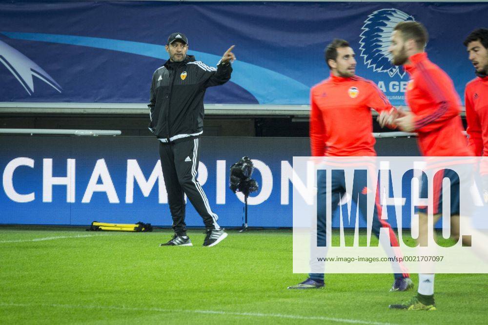 Fußball, Champions League, FC Valencia Training und PK - GENT, BELGIUM: Valencia s head coach Nuno Espirito Santo pictured during a training session of Spanish soccer team Valencia CF, Tuesday 03 November 2015, in Gent. Tomorrow, Gent is playing against Spanish club Valencia CF in the UEFA Champions League competition, in the group stage, in group H. JASPERxJACOBS x04732868x