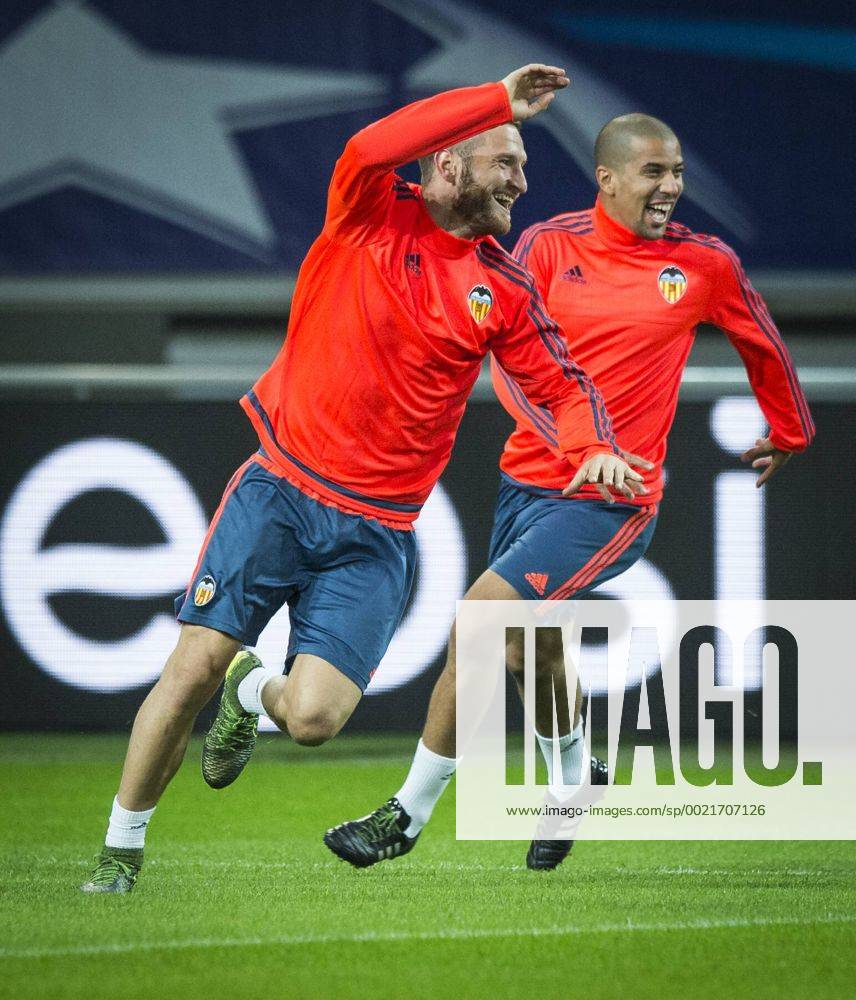 Fußball, Champions League, FC Valencia Training und PK - GENT, BELGIUM: Valencia s Shkodran Mustafi and Valencia s Sofiane Feghouli pictured during a training session of Spanish soccer team Valencia CF, Tuesday 03 November 2015, in Gent. Tomorrow, Gent is playing against Spanish club Valencia CF in the UEFA Champions League competition, in the group stage, in group H. JASPERxJACOBS x04732880x