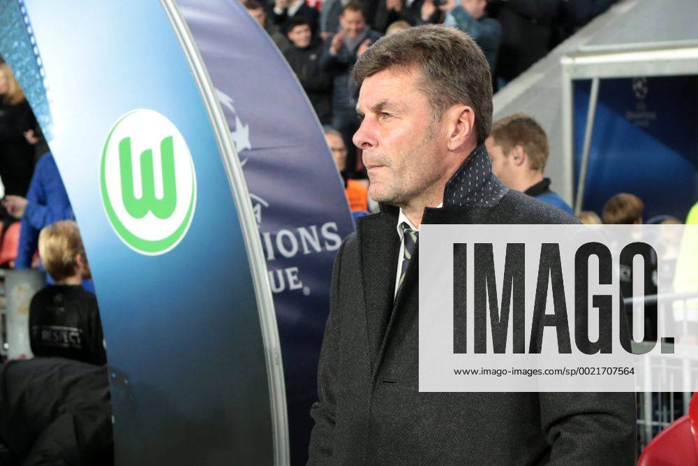Fußball, Champions League, PSV Eindhoven - VfL Wolfsburg Eindhoven Dieter Hecking (Trainer, VfL Wolfsburg) PSV Eindhoven - VfL Wolfsburg, Fussball, Champions-League, 03.10.2015,