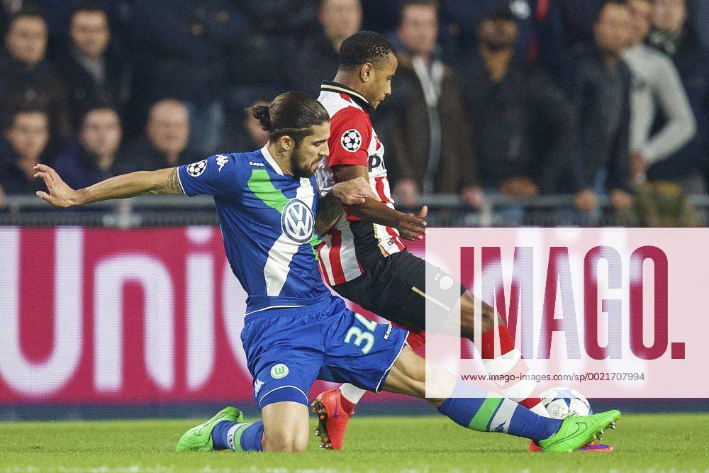 Fußball, Champions League, PSV Eindhoven - VfL Wolfsburg (L-R) Ricardo Rodriguez of Vfl Wolfsburg, Luciano Narsingh of PSV during the UEFA Champions League match between PSV Eindhoven and VfL Wolfsburg on November 3, 2015 in Eindhoven, The Netherlands. PSV v VfL Wolfsburg UEFA Champions League 2015 2016 IVx 4540651