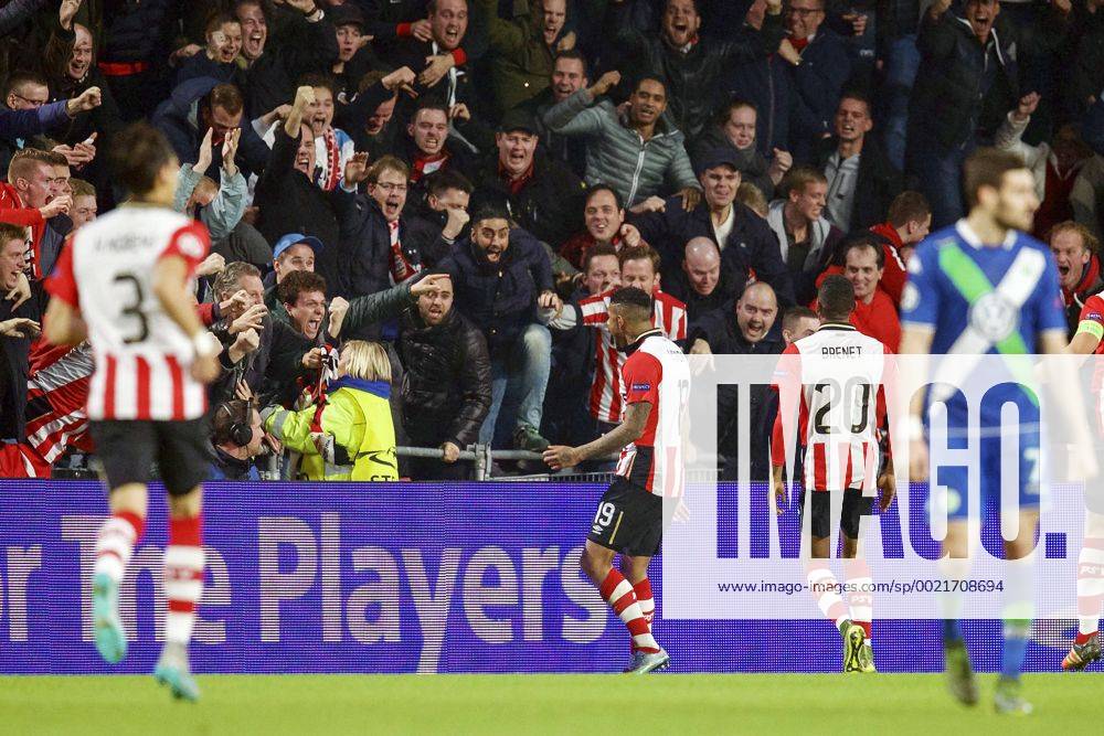 Fußball, Champions League, PSV Eindhoven - VfL Wolfsburg (L-R) Hector Moreno of PSV, Jurgen Locadia of PSV, Joshua Brenet of PSV, Andre Schurrle of Vfl Wolfsburg during the UEFA Champions League match between PSV Eindhoven and VfL Wolfsburg on November 3, 2015 in Eindhoven, The Netherlands. PSV v VfL Wolfsburg UEFA Champions League 2015 2016 IVx 4540888