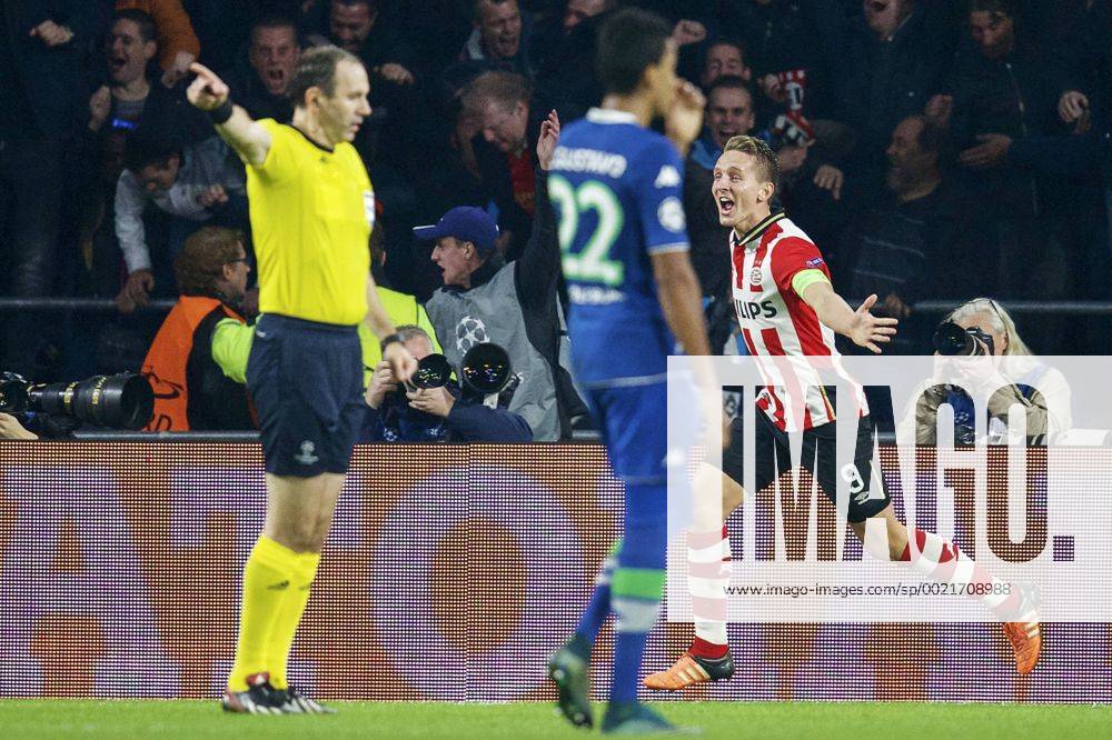 Fußball, Champions League, PSV Eindhoven - VfL Wolfsburg (L-R) referee Jonas Eriksson, Luiz Gustavo of Vfl Wolfsburg, Luuk de Jong of PSV during the UEFA Champions League match between PSV Eindhoven and VfL Wolfsburg on November 3, 2015 in Eindhoven, The Netherlands. PSV v VfL Wolfsburg UEFA Champions League 2015 2016 IVx 4541117