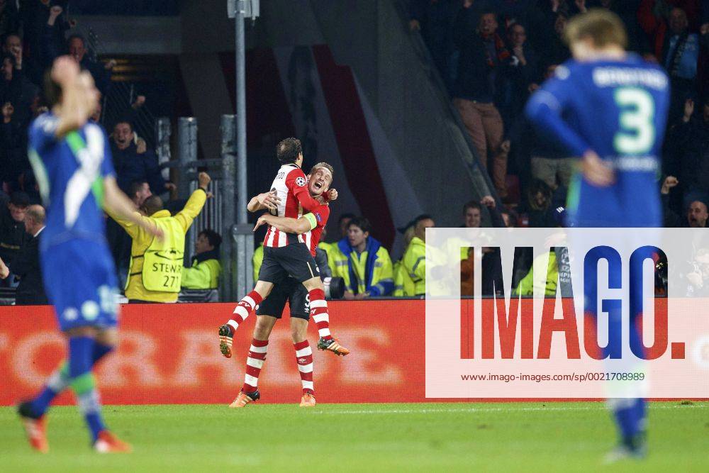 Fußball, Champions League, PSV Eindhoven - VfL Wolfsburg (L-R) Julian Draxler of Vfl Wolfsburg, Andres Guardado of PSV, Luuk de Jong of PSV Nicklas Bendtner of Vfl Wolfsburg during the UEFA Champions League match between PSV Eindhoven and VfL Wolfsburg on November 3, 2015 in Eindhoven, The Netherlands. PSV v VfL Wolfsburg UEFA Champions League 2015 2016 IVx 4541119