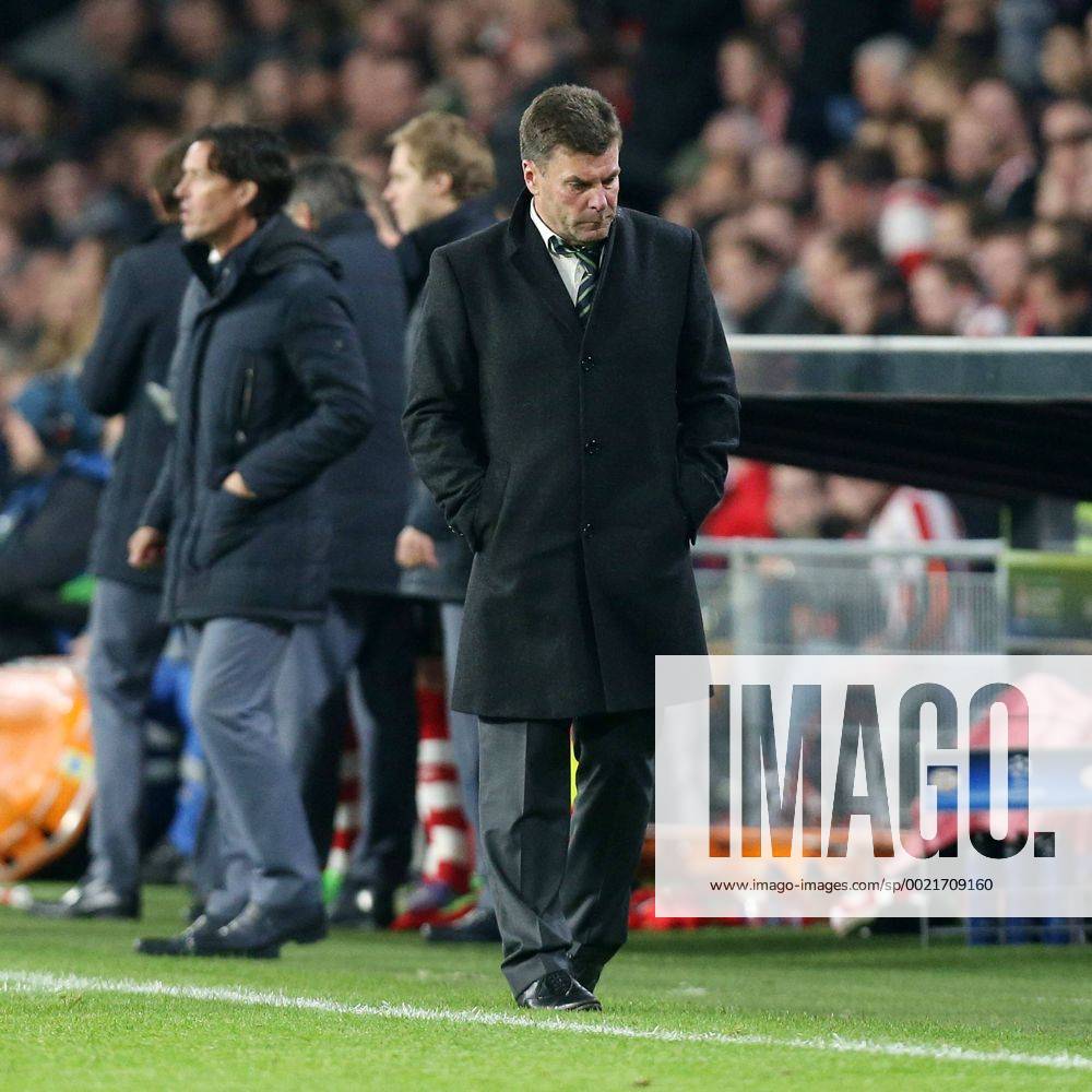 Fußball, Champions League, PSV Eindhoven - VfL Wolfsburg Eindhoven Dieter Hecking (Trainer, VfL Wolfsburg) PSV Eindhoven - VfL Wolfsburg, Fussball, Champions-League, 03.11.2015,