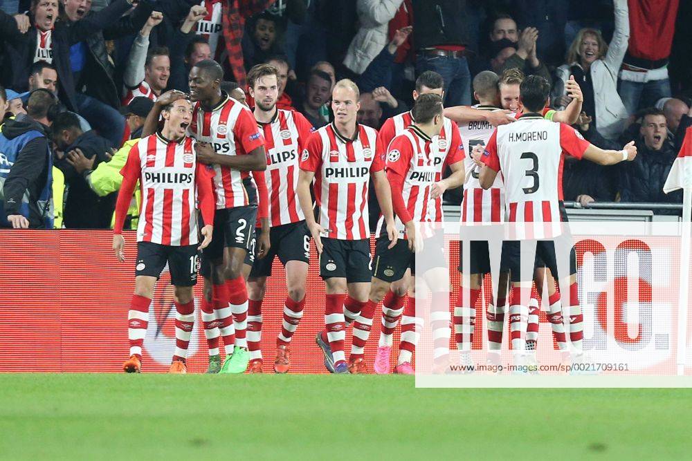Fußball, Champions League, PSV Eindhoven - VfL Wolfsburg Eindhoven Torjubel ueber das 2:0 fuer Eindhoven PSV Eindhoven - VfL Wolfsburg, Fussball, Champions-League, 03.11.2015,