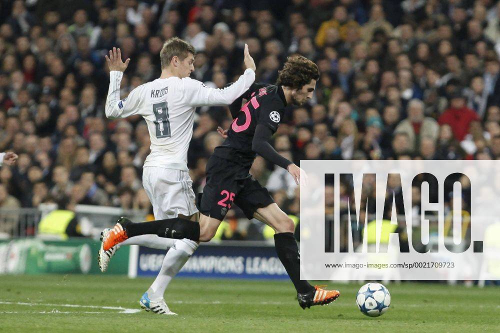 Real Madrid s Toni Kroos (L) and Paris Saint-Germain s Adrien Rabiot during Champions League soccer match between Real Madrid and Paris Saint Germain at Santiago Bernabeu stadium in Madrid, Spain. November 03, 2015. (20151103072)