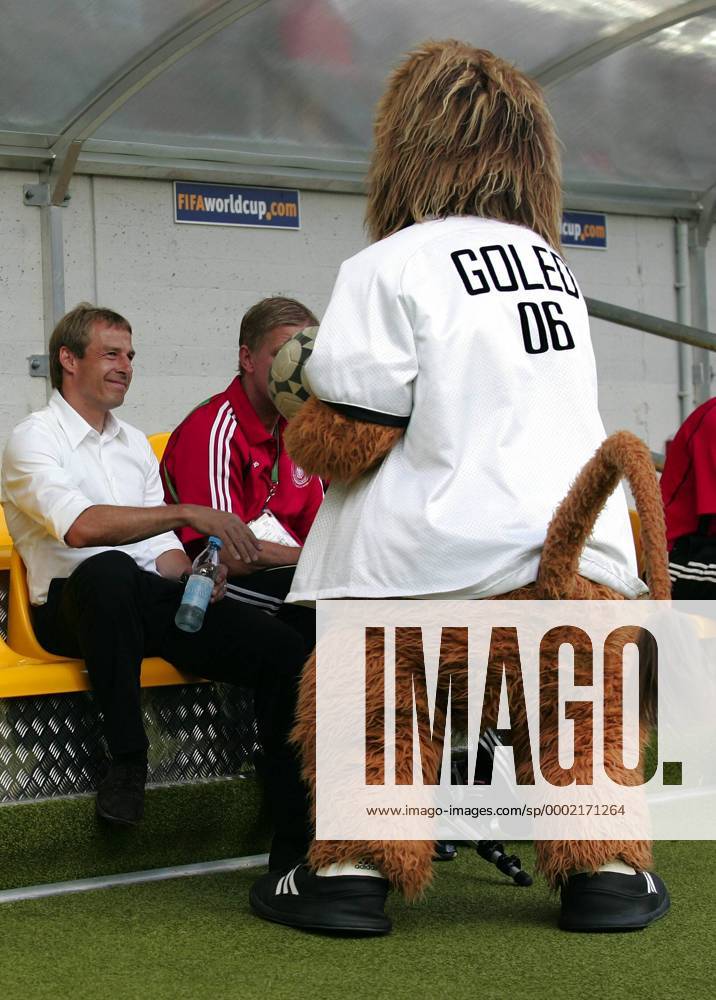 WM Maskottchen Goleo VI treibt seine Späßchen mit Bundestrainer Jürgen Klinsmann (Deutschland) - Fußball WM Herren WM 2006, Länderspiel, Nationalteam, Halbfinale, Gruppe Dortmund Fußball WM Herren WM 2006, Länderspiel, Nationalteam, Halbfinale, Gruppe Dortmund